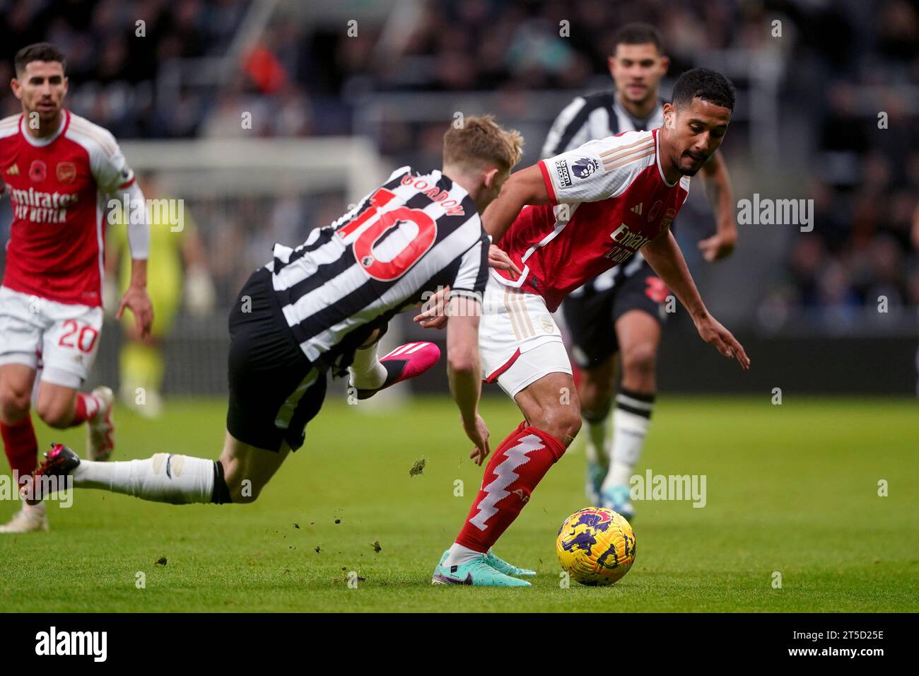 Anthony Gordon (a sinistra) del Newcastle United e William Saliba dell'Arsenal si battono per il pallone durante la partita di Premier League a St.. James' Park, Newcastle upon Tyne. Data immagine: Sabato 4 novembre 2023. Foto Stock