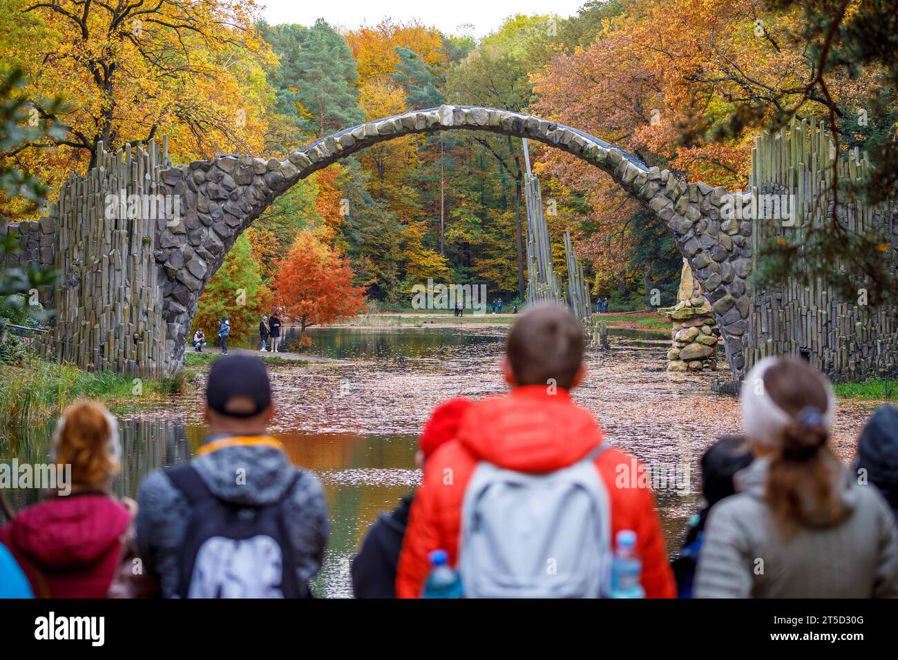 Herbst in der Lausitz - Rakotzbruecke im Kromlauer Park DEU/Deutschland/Sachsen/Kromlau, 04.11.2023, Kromlauer Park - Rakotzbruecke mit Rakotzse im Herbst. Die beruehmte Bruecke im Kromlauer Park ist ein beliebtes Fotomotiv. **ACHTUNG: Ausschliesslich redaktionelle Nutzung Veroeffentlichung nur nach Ruecksprache** **** Autunno in Lusazia Rakotzbruecke nel Parco Kromlauer DEU Germania Sassonia Kromlau, 04 11 2023, Kromlauer Park Rakotzbruecke con Rakotzse in autunno il famoso ponte in Kromlauer è una pubblicazione editoriale solo Kromlauer è un popolare Foto Stock