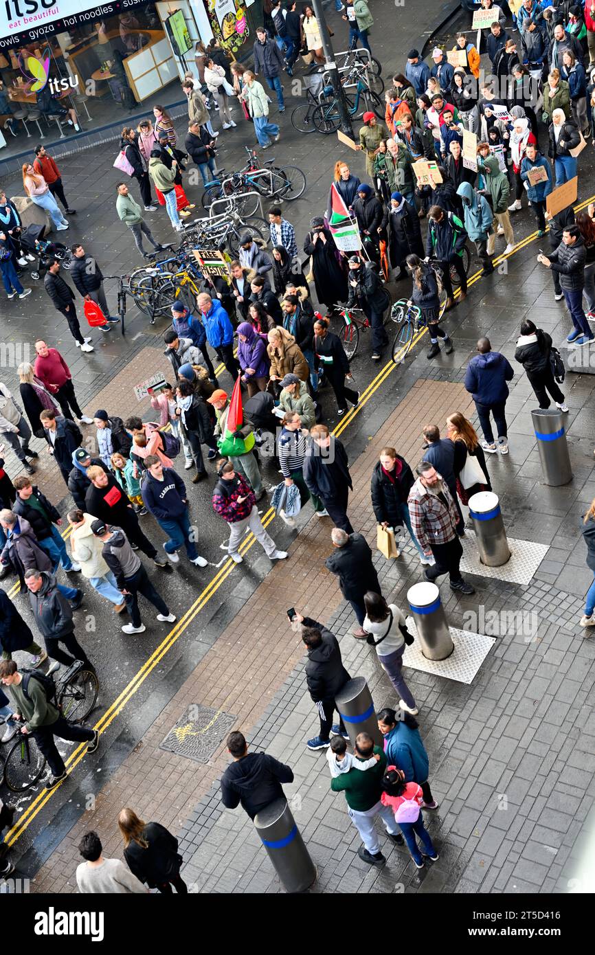 marcia pro-Palestina attraverso il centro di Bristol dalla moschea Shah Jalal di Eastville, attraverso l'area commerciale Broadmead fino a College Green, Bristol, Foto Stock