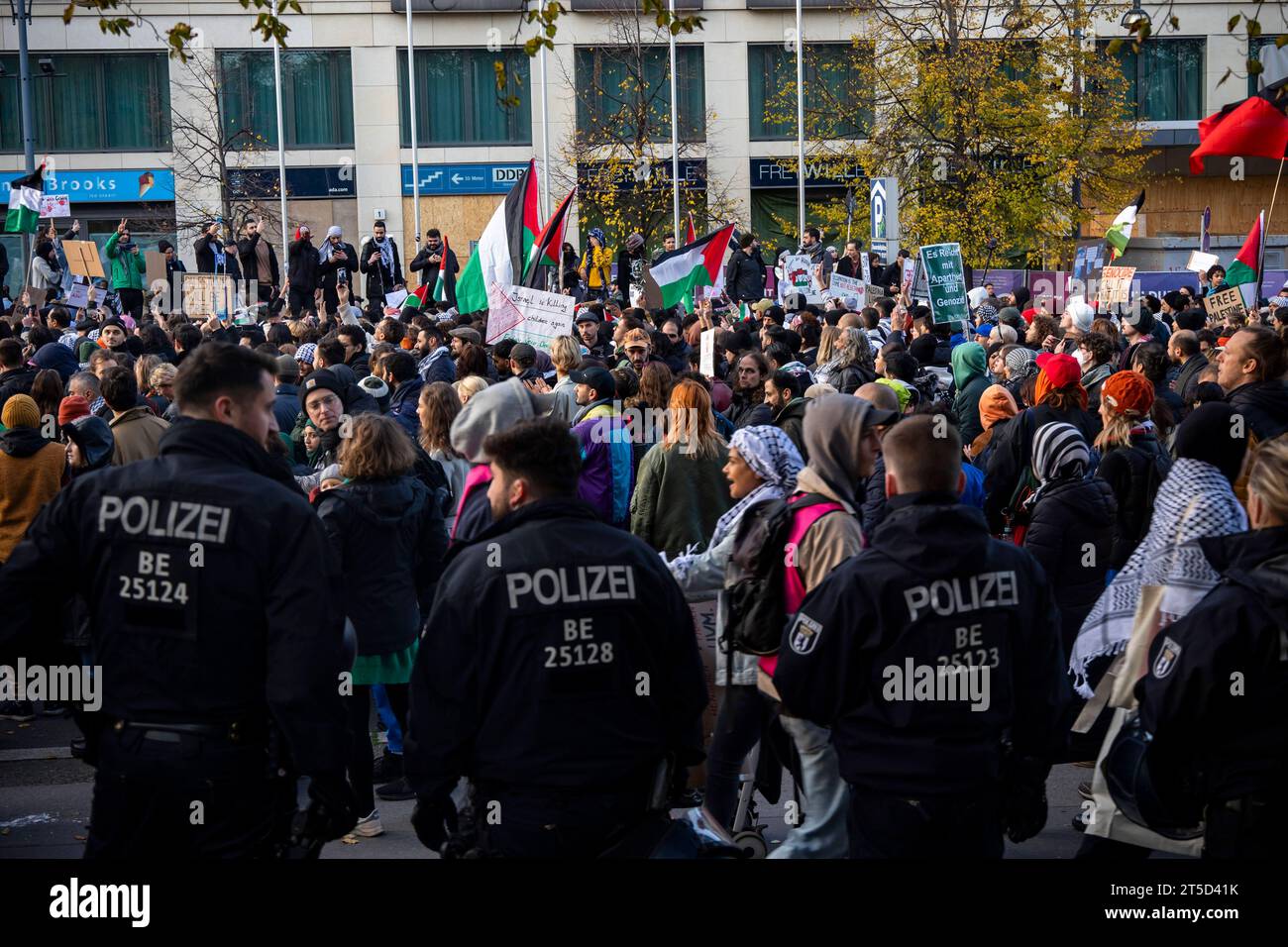 Polizei bei der Demostration in Solidaritaet mit Palaestina a Berlino 4. Novembre 2023. Grossdemonstration in Solidaritaet mit Palestina a Berlino *** polizia alla manifestazione in solidarietà con la Palestina a Berlino il 4 novembre 2023 grande manifestazione in solidarietà con la Palestina a Berlino Credit: Imago/Alamy Live News Foto Stock