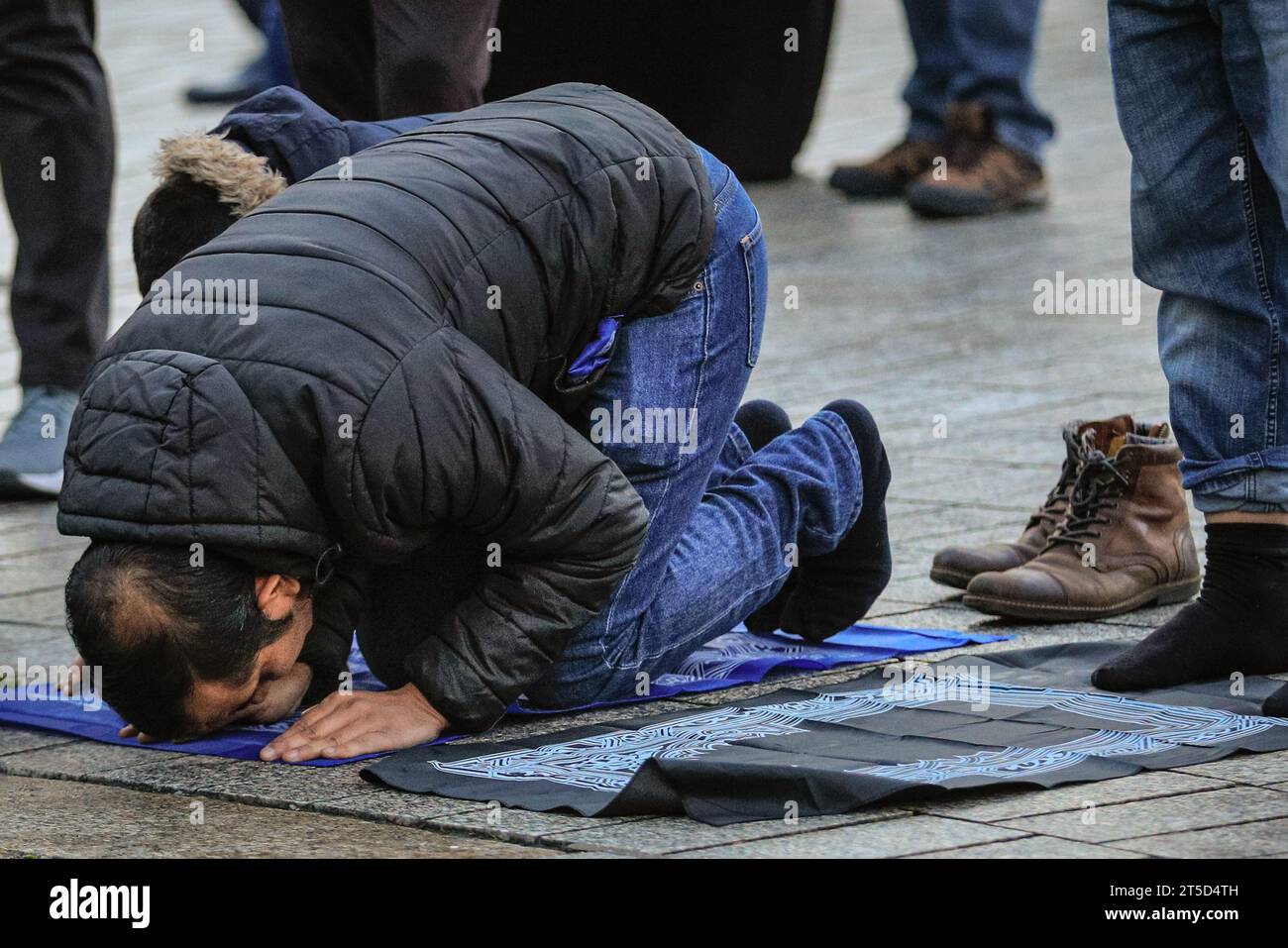 Londra, Regno Unito. 4 novembre 2023. I partecipanti musulmani si riuniscono per la loro preghiera serale. Migliaia di manifestanti si sono riuniti a Trafalgar Square per chiedere un cessate il fuoco nel conflitto tra Hamas e Israele, con sezioni che si radunano anche per una Palestina libera, contro il regime israeliano e altre cause correlate. Questo segue una giornata di azione con proteste simili in giro per Londra. Crediti: Imageplotter/Alamy Live News Foto Stock