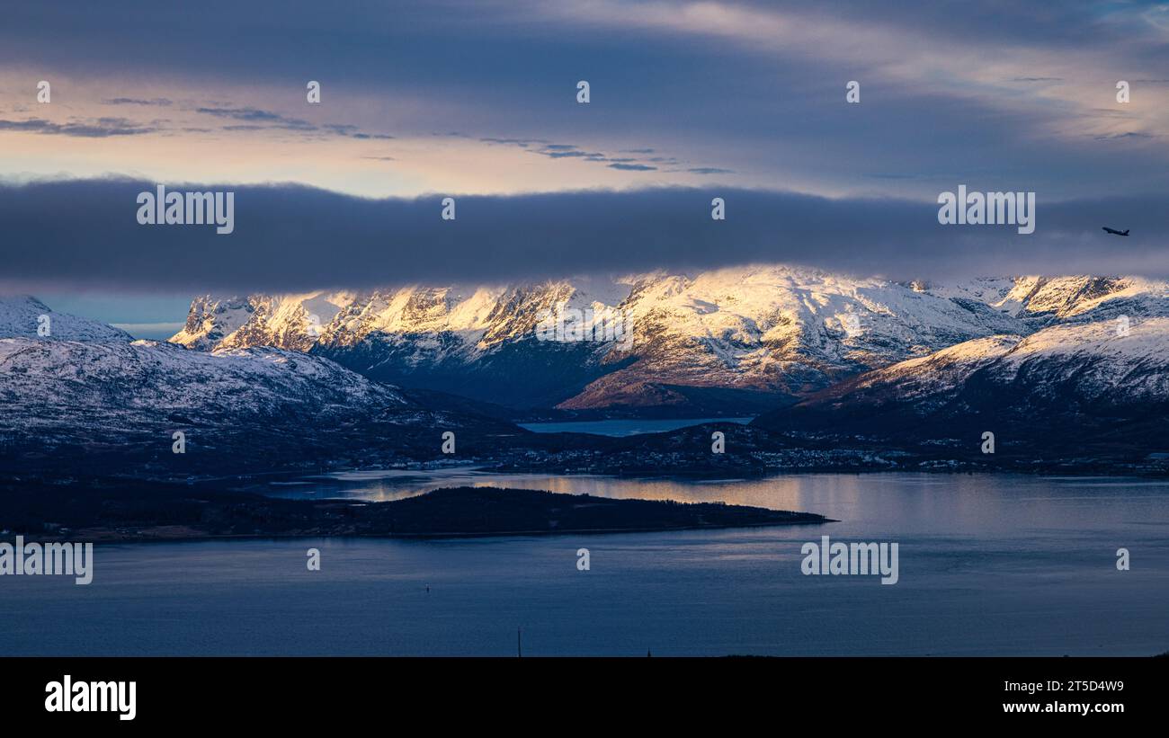 Le montagne sopra la città norvegese di Tromso Foto Stock Le montagne sopra la città norvegese di Tromso Foto Stock