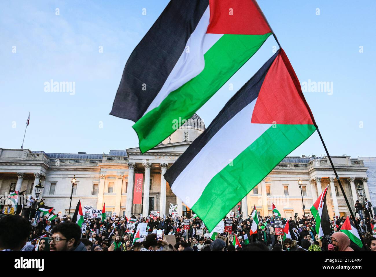 Londra, Regno Unito. 4 novembre 2023. Migliaia di manifestanti si sono riuniti a Trafalgar Square per chiedere un cessate il fuoco nel conflitto tra Hamas e Israele, con sezioni che si radunano anche per una Palestina libera, contro il regime israeliano e altre cause correlate. Questo segue una giornata di azione con proteste simili in giro per Londra. Crediti: Imageplotter/Alamy Live News Foto Stock