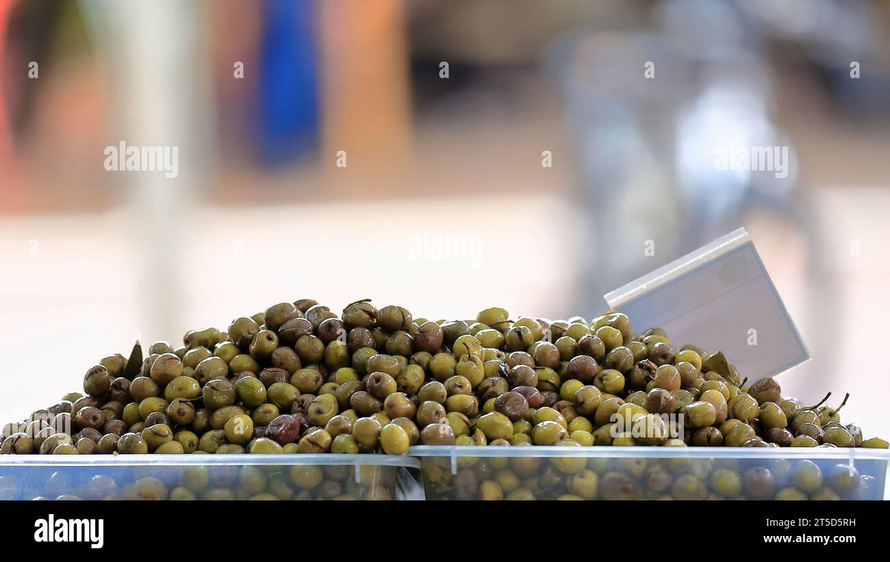 002 scatole di plastica contenenti olive da tavola, per lo più verdi, in una bancarella di mercato, Pazari i Ri-New Bazaar. Tirana-Albania. Foto Stock