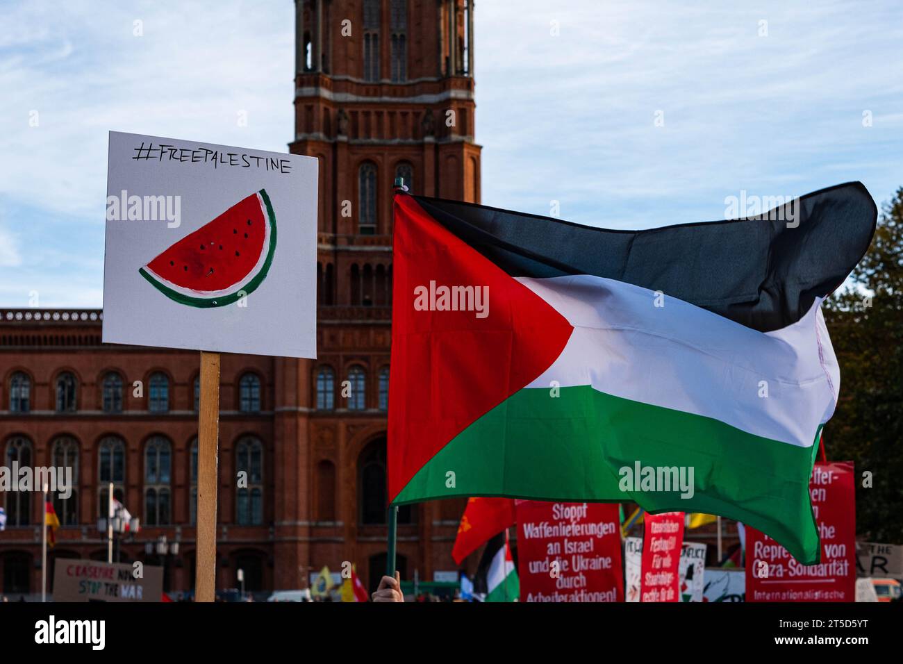 Berlino, Germania - 4 novembre: Insegna del melone e bandiera palestinese sulla manifestazione della Palestina libera a Berlino Foto Stock