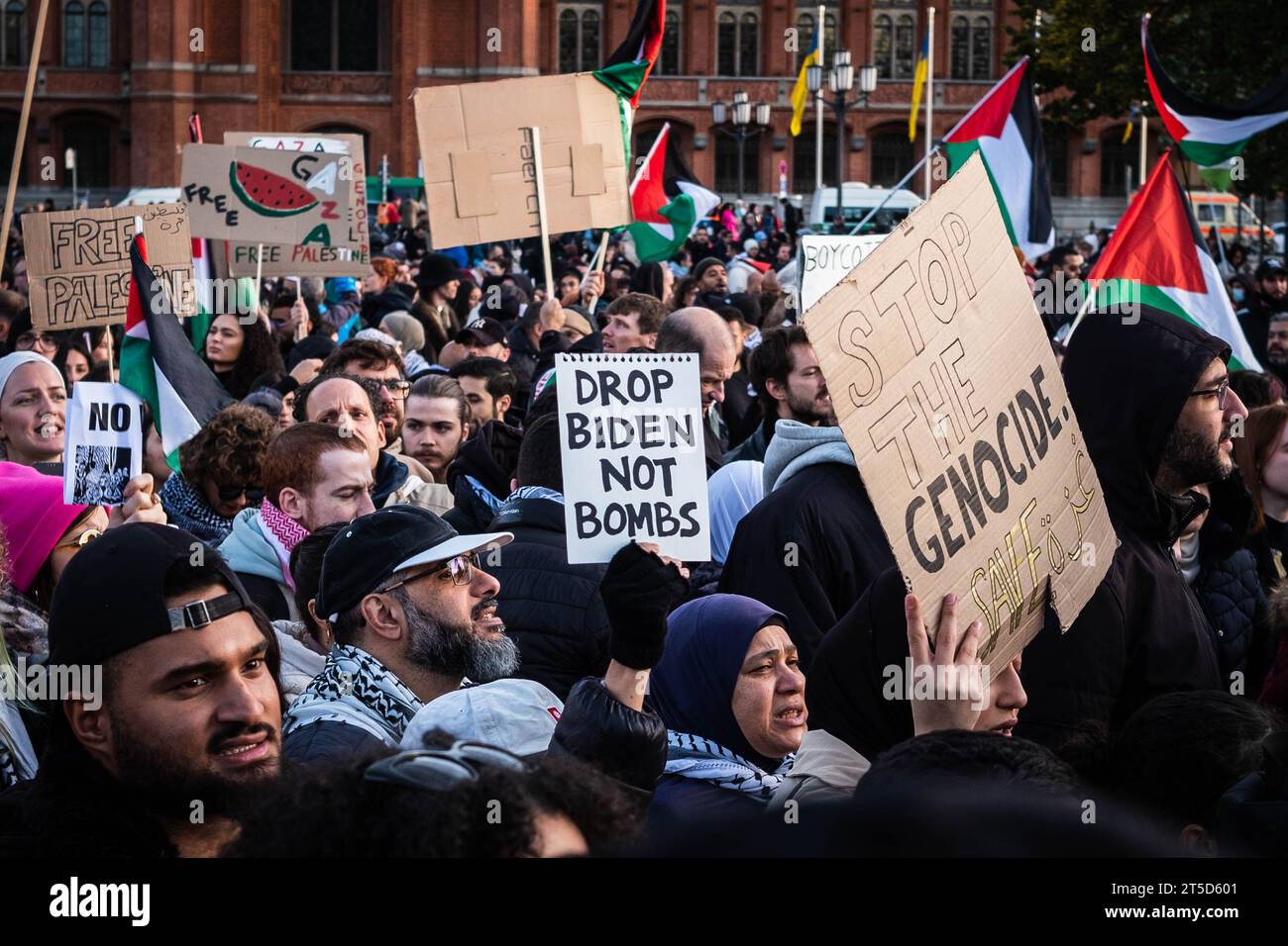 Berlino, Germania - 4 novembre: Persone con bandiere palestinesi e firmano la manifestazione della Palestina libera a Berlino Foto Stock