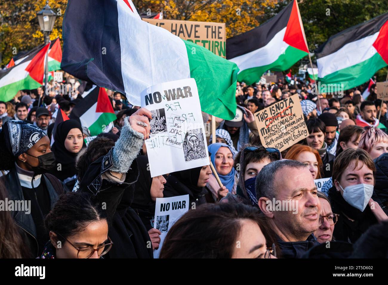 Berlino, Germania - 4 novembre: Persone con bandiere palestinesi e firmano la manifestazione della Palestina libera a Berlino Foto Stock
