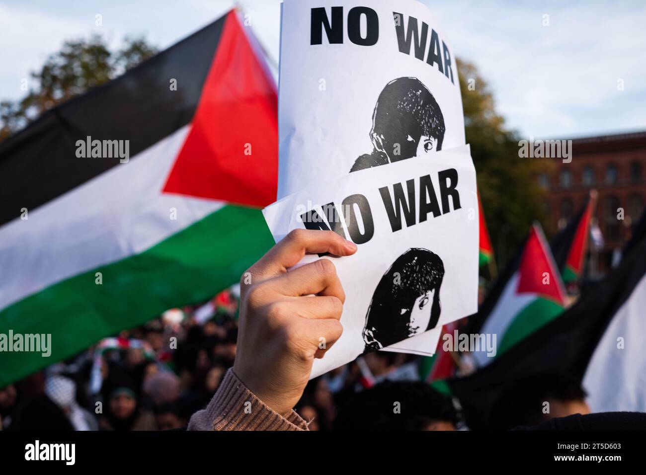 Berlino, Germania - 4 novembre: Firma (dicendo: Nessuna guerra) sulla dimostrazione della Palestina libera a Berlino Foto Stock