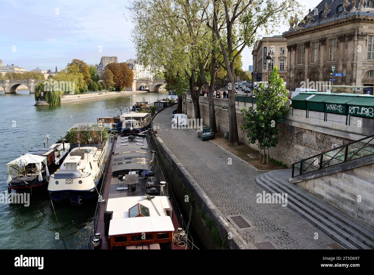 Case galleggianti sulla Senna con Monnaie de Paris sullo sfondo sulla Rive Gauche a Parigi, Francia Foto Stock
