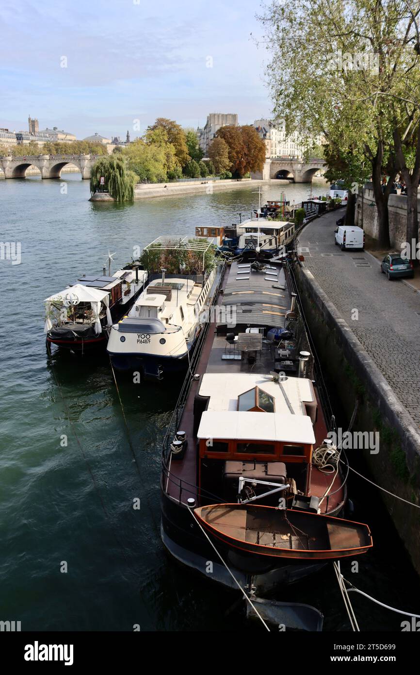 Case galleggianti sul fiume Senna sulla Rive Gauche a Parigi, Francia Foto Stock