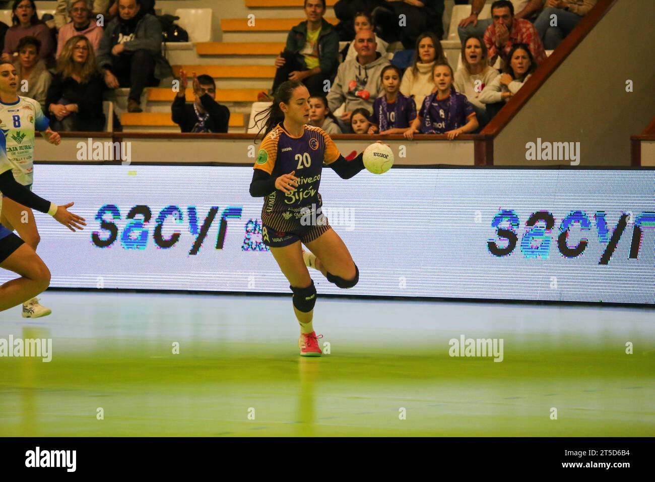 Gijon, Spagna, 4 novembre 2023: la giocatrice di Motive.co Gijon Balonmano la Calzada, Lucia Laguna (20) con la palla durante la decima giornata della Liga Guerreras Iberdrola 2023-24 tra Motive.co Gijon Balonmano la Calzada e la Caja Rural Aula Valladolid, il 4 novembre 2023, nel Padiglione Arena, a Gijon, in Spagna. Credito: Alberto Brevers / Alamy Live News. Foto Stock