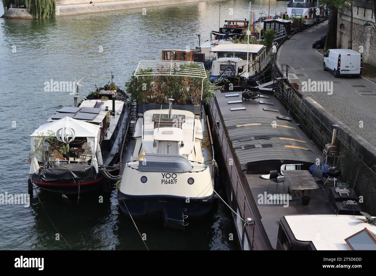 Case galleggianti sulla Senna con Monnaie de Paris sullo sfondo sulla Rive Gauche a Parigi, Francia Foto Stock