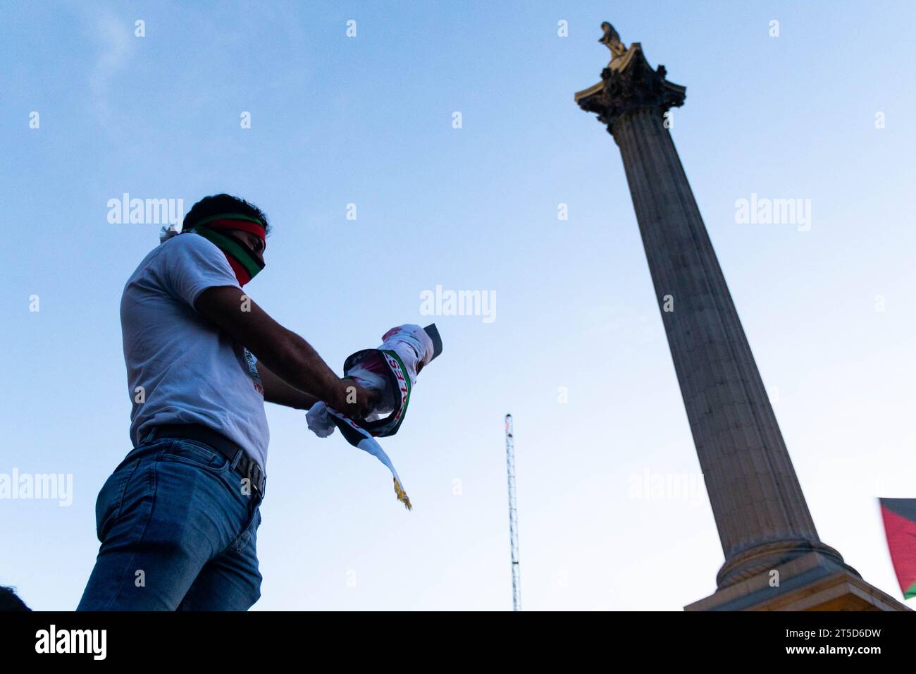 I manifestanti pro-palestinesi si sono riuniti a Trafalgar Square per sostenere la Palestina e un cessate il fuoco. Crediti: Sinai Noor/Alamy Live News Foto Stock