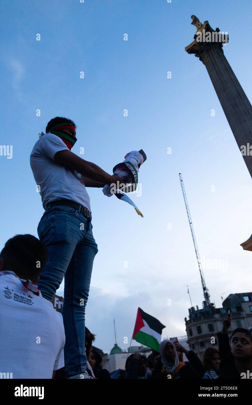 I manifestanti pro-palestinesi si sono riuniti a Trafalgar Square per sostenere la Palestina e un cessate il fuoco. Crediti: Sinai Noor/Alamy Live News Foto Stock