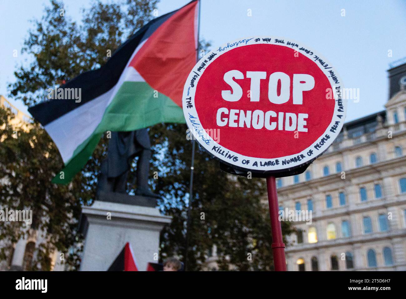 I manifestanti pro-palestinesi si sono riuniti a Trafalgar Square per sostenere la Palestina e un cessate il fuoco. Crediti: Sinai Noor/Alamy Live News Foto Stock