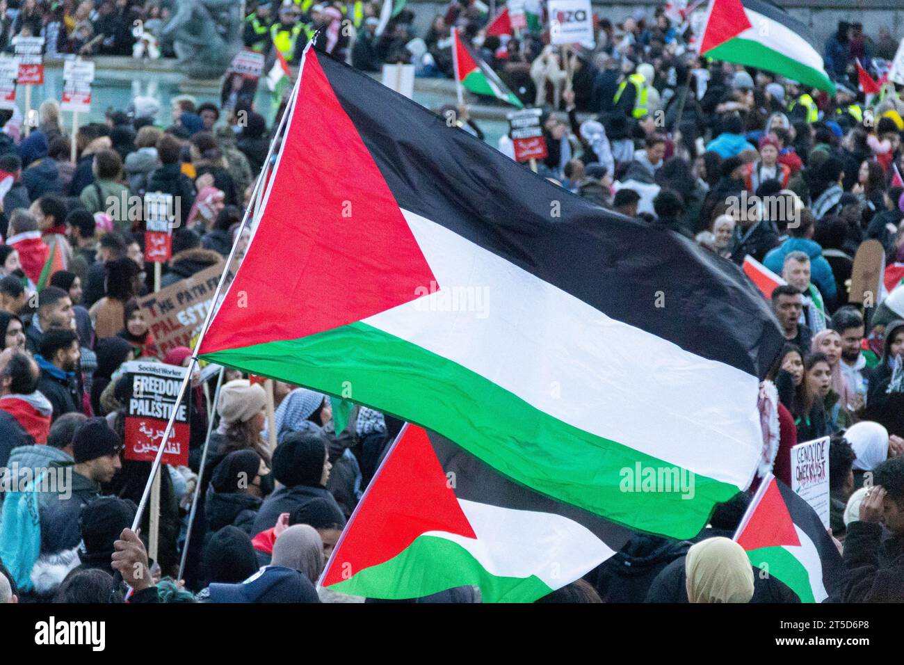 I manifestanti pro-palestinesi si sono riuniti a Trafalgar Square per sostenere la Palestina e un cessate il fuoco. Crediti: Sinai Noor/Alamy Live News Foto Stock