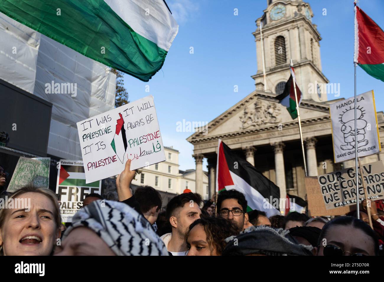 I manifestanti pro-palestinesi si sono riuniti nel loro quartiere a sostegno della Palestina e di un cessate il fuoco, per poi spostarsi verso Trafalgar Square. Crediti: Sinai Noor/Alamy Live News Foto Stock
