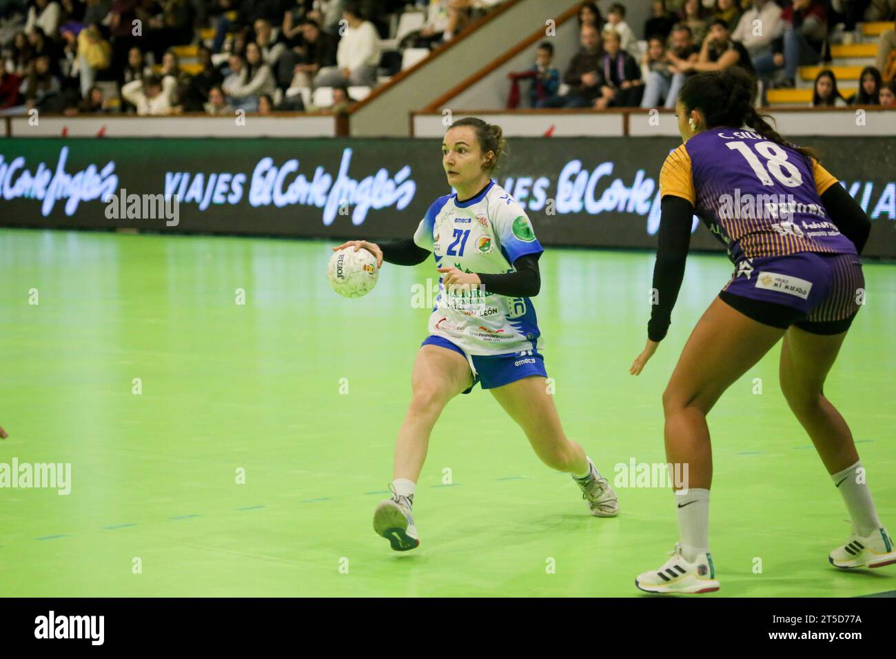 Gijon, Spagna, 04 novembre 2023: La giocatrice di Caja Rural Aula Valladolid, Teresa Alvarez (21) con la palla durante la decima giornata della Liga Guerreras Iberdrola 2023-24 tra Motive.co Gijon Balonmano la Calzada e Caja Rural Valladolid Classroom, il 4 novembre 2023, nel Padiglione Arena, a Gijon, Spagna. Credito: Alberto Brevers / Alamy Live News. Foto Stock