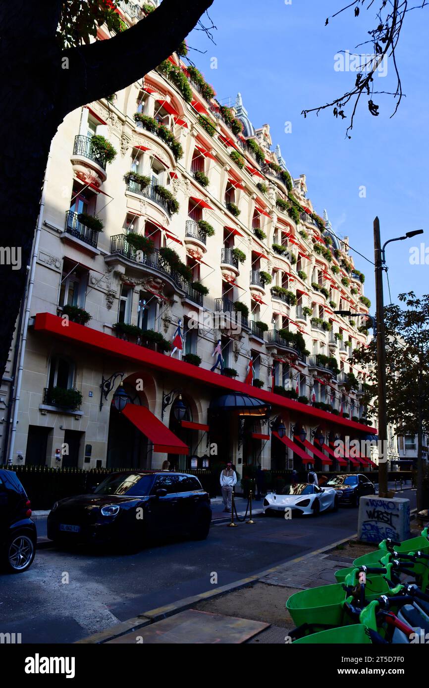 Hôtel PLAZA ATHÉNÉE su Avenue Montaigne a Parigi. Francia Foto Stock