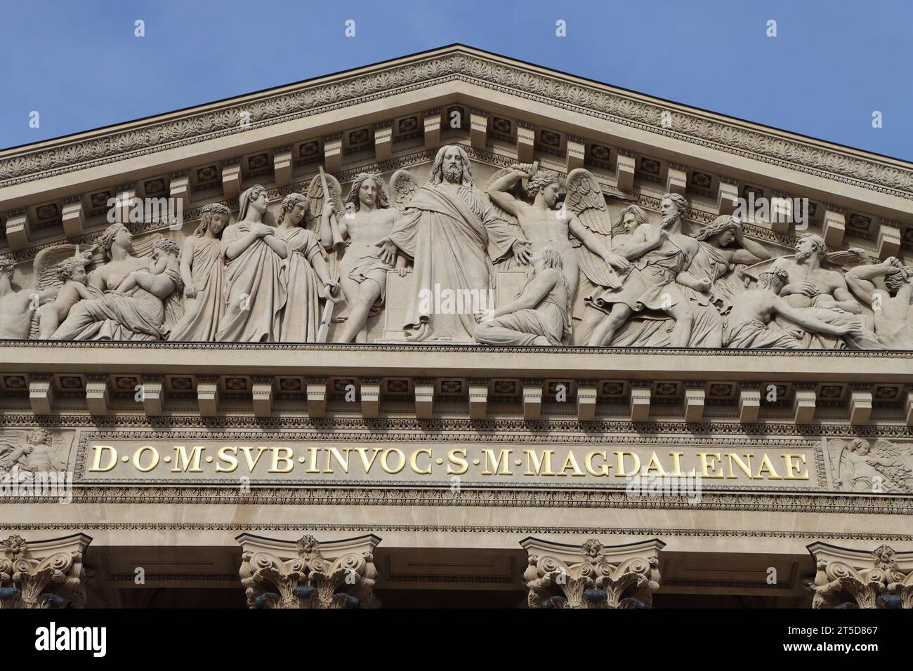 Scultura del giudizio universale sulla Chiesa di Sainte-Marie-Madeleine, o la Madeleine in Place de la Madeleine nel centro di Parigi, in Francia Foto Stock