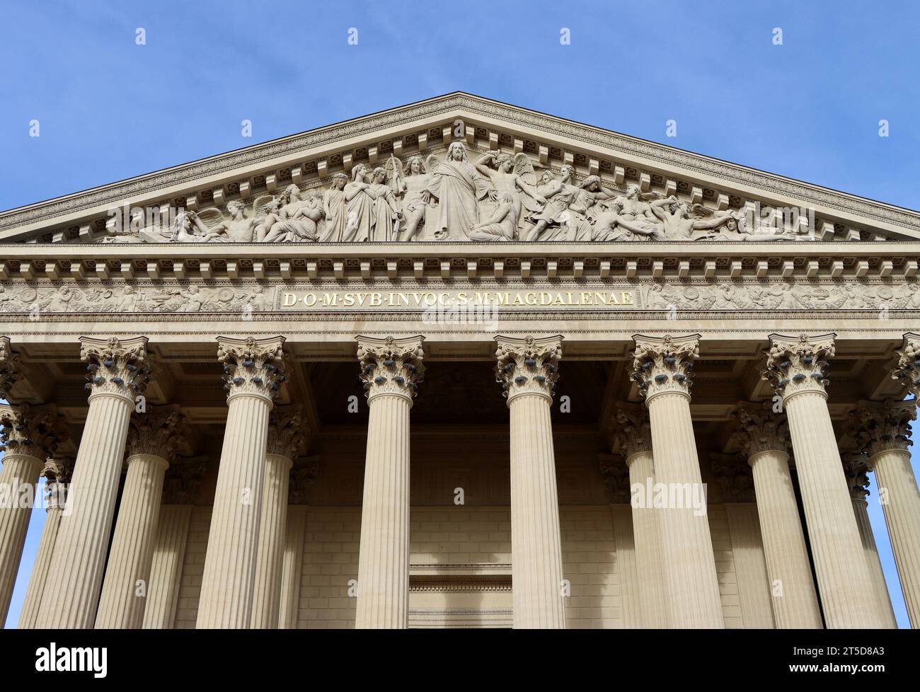 La chiesa di Sainte-Marie-Madeleine, o la Madeleine in Place de la Madeleine nel centro di Parigi, in Francia Foto Stock