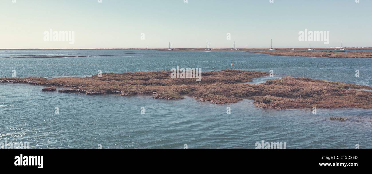 Vista di Ria Formosa dalle rive di Faro. Algarve, Portogallo Foto Stock