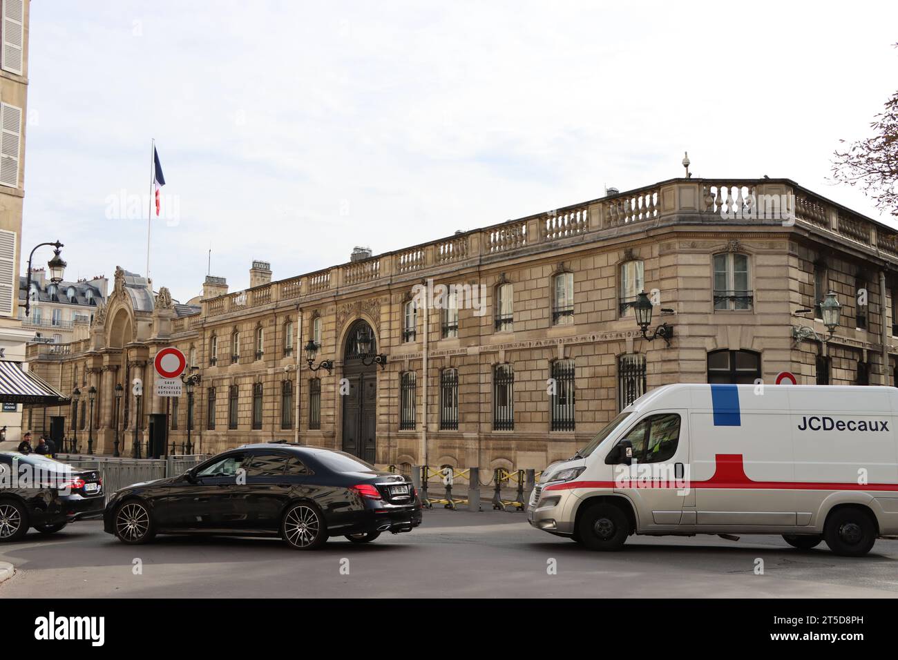 Il traffico che attraversa il Palazzo Elysee all'angolo tra Rue de l'Elysee e Rue du Faubourg Saint-Honore a Parigi, Francia Foto Stock
