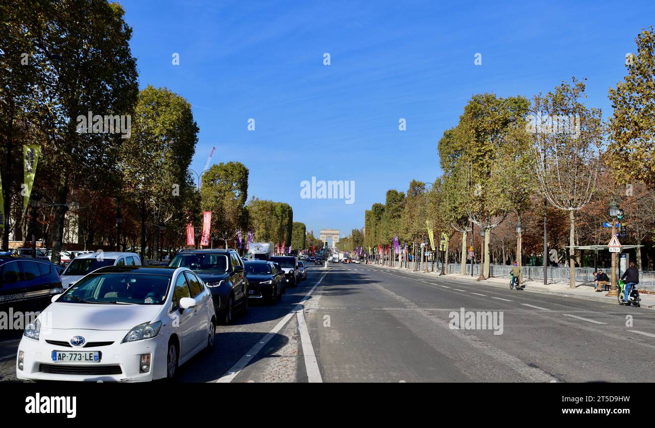 Avenue des Champs-Élysées e Arc de Triomphe a Parigi, Francia Foto Stock