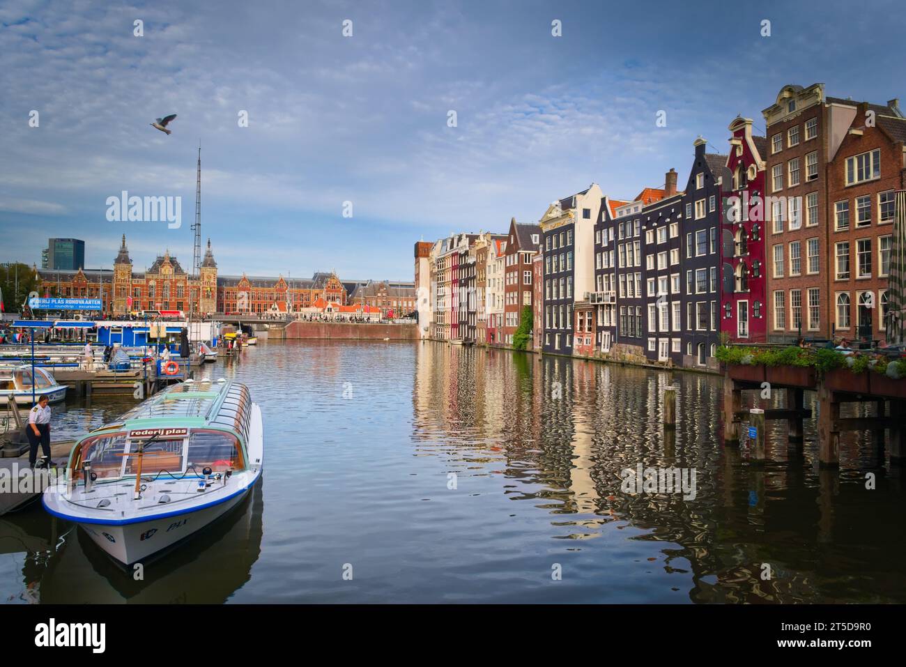 Case a file sul canale di Amsterdam, Paesi Bassi. Foto Stock