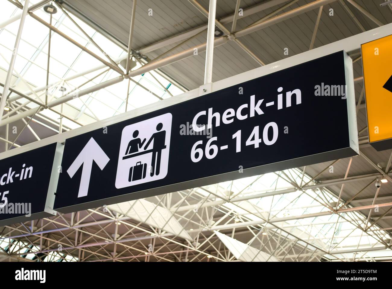 Banco check-in cartello informativo all'aeroporto. Viaggi aerei, segnaletica aeroportuale. Foto Stock