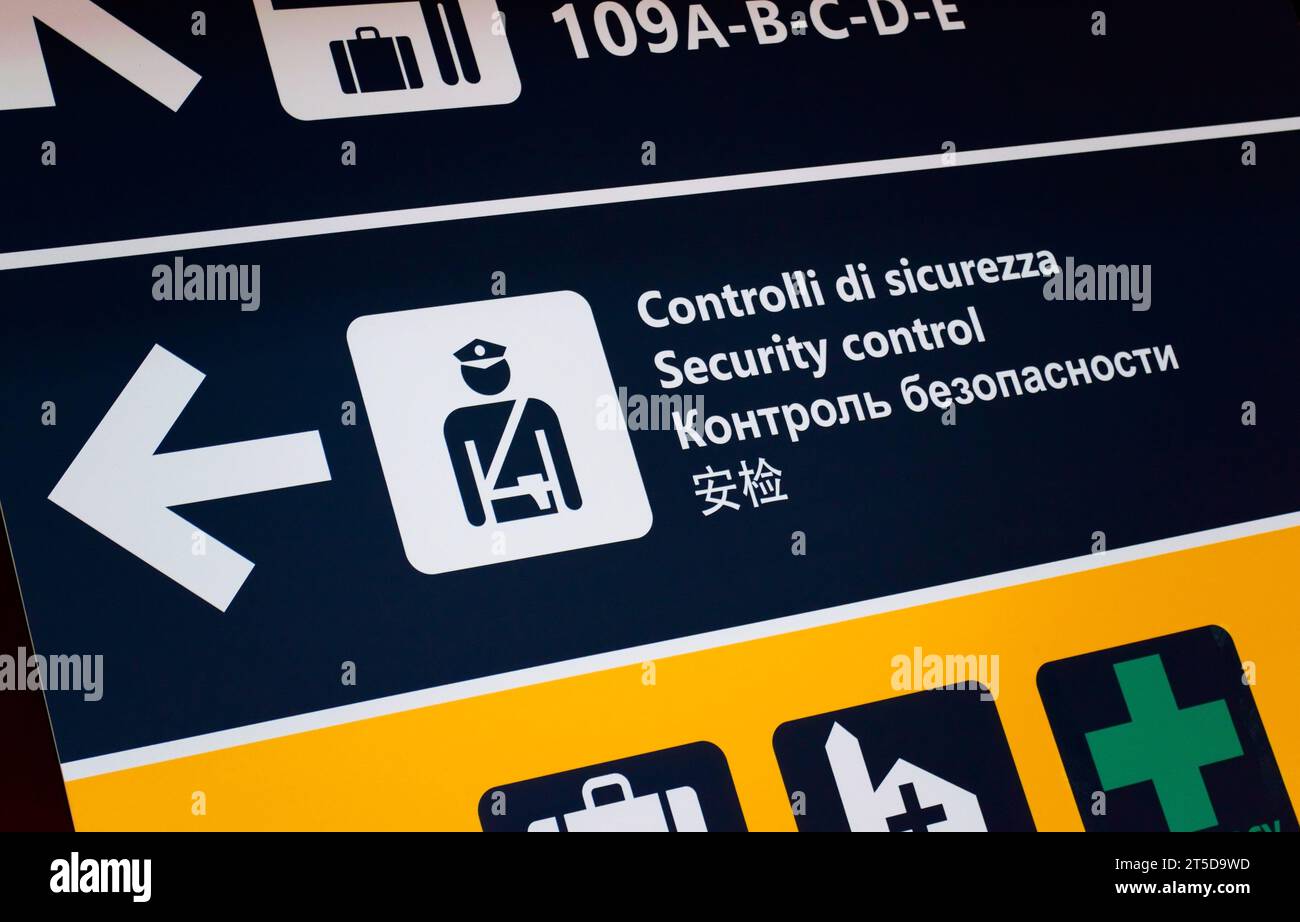 Controllo di sicurezza all'aeroporto, cartelli in diverse lingue. Sicurezza pubblica, segnaletica aeroportuale. Foto Stock