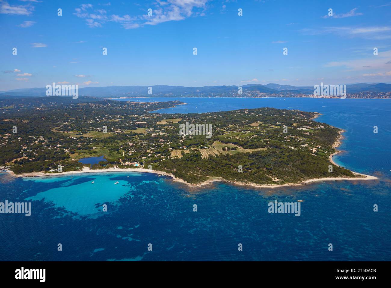 Vista aerea della Plage de la Mouette e della Plage des Salins con il Golfo di Saint Tropez sullo sfondo. Foto Stock