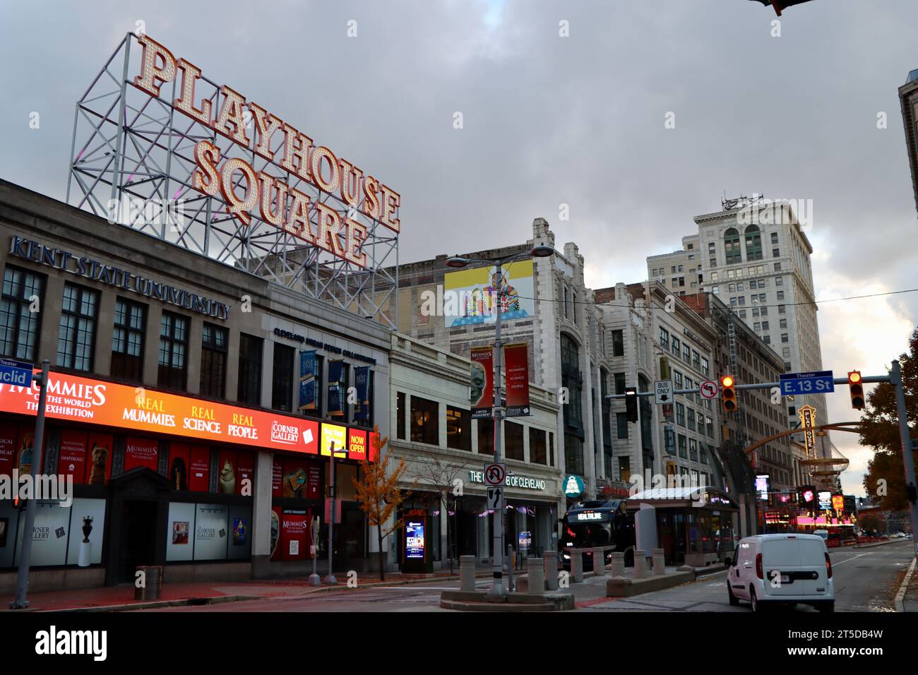 Cartello Playhouse Square sopra Euclid Avenue nel quartiere dei teatri di Cleveland contro il cielo del mattino presto all'inizio di novembre 2023 Foto Stock