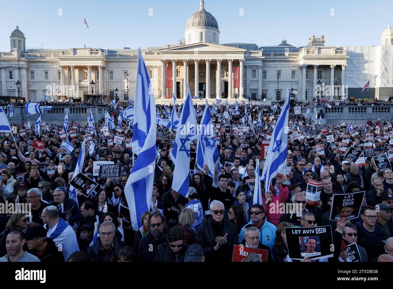 Migliaia di persone si riuniscono a Trafalgar Square questo pomeriggio a sostegno del popolo ebraico contro Hamas. Nella foto: Le persone sventolano la bandiera ebraica mentre loro Foto Stock