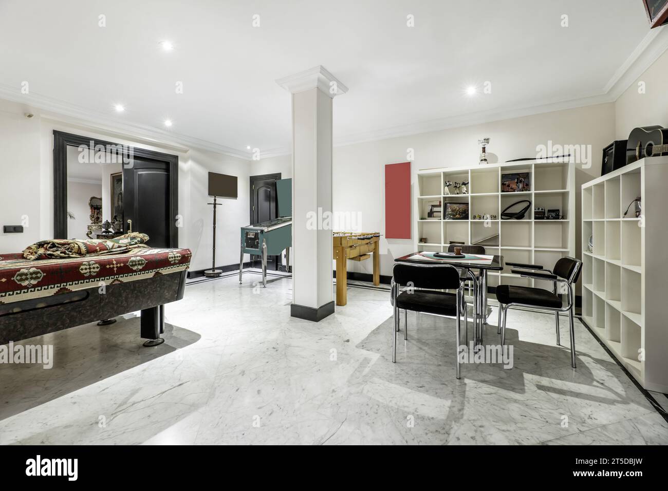 Sala giochi al piano terra di una lussuosa casa residenziale con pavimenti in marmo e un tavolo da biliardo Foto Stock