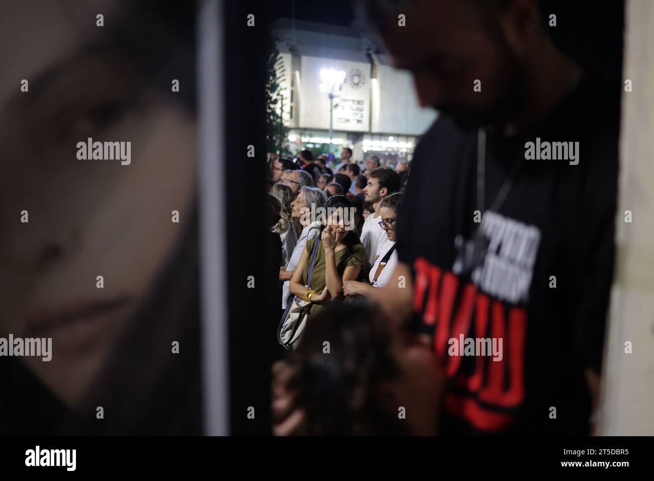 Tel Aviv, Israele. 4 novembre 2023. Gli israeliani partecipano a una protesta che chiede il rilascio di ostaggi presi dall'organizzazione islamista palestinese Hamas. Crediti: Ilia Yefimovich/dpa/Alamy Live News Foto Stock