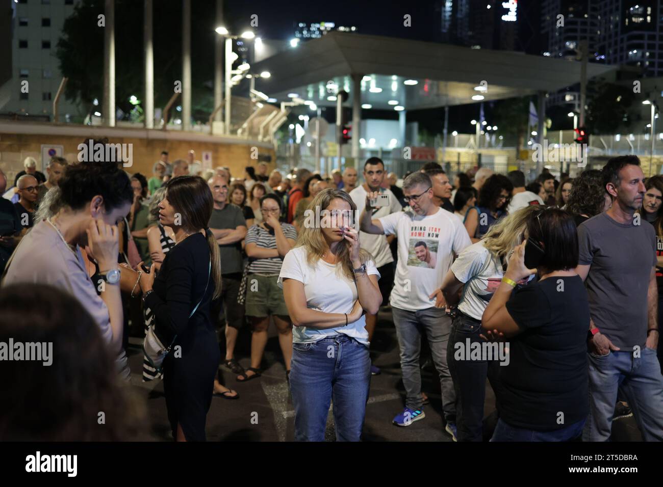 Tel Aviv, Israele. 4 novembre 2023. Gli israeliani partecipano a una protesta che chiede il rilascio di ostaggi presi dall'organizzazione islamista palestinese Hamas. Crediti: Ilia Yefimovich/dpa/Alamy Live News Foto Stock