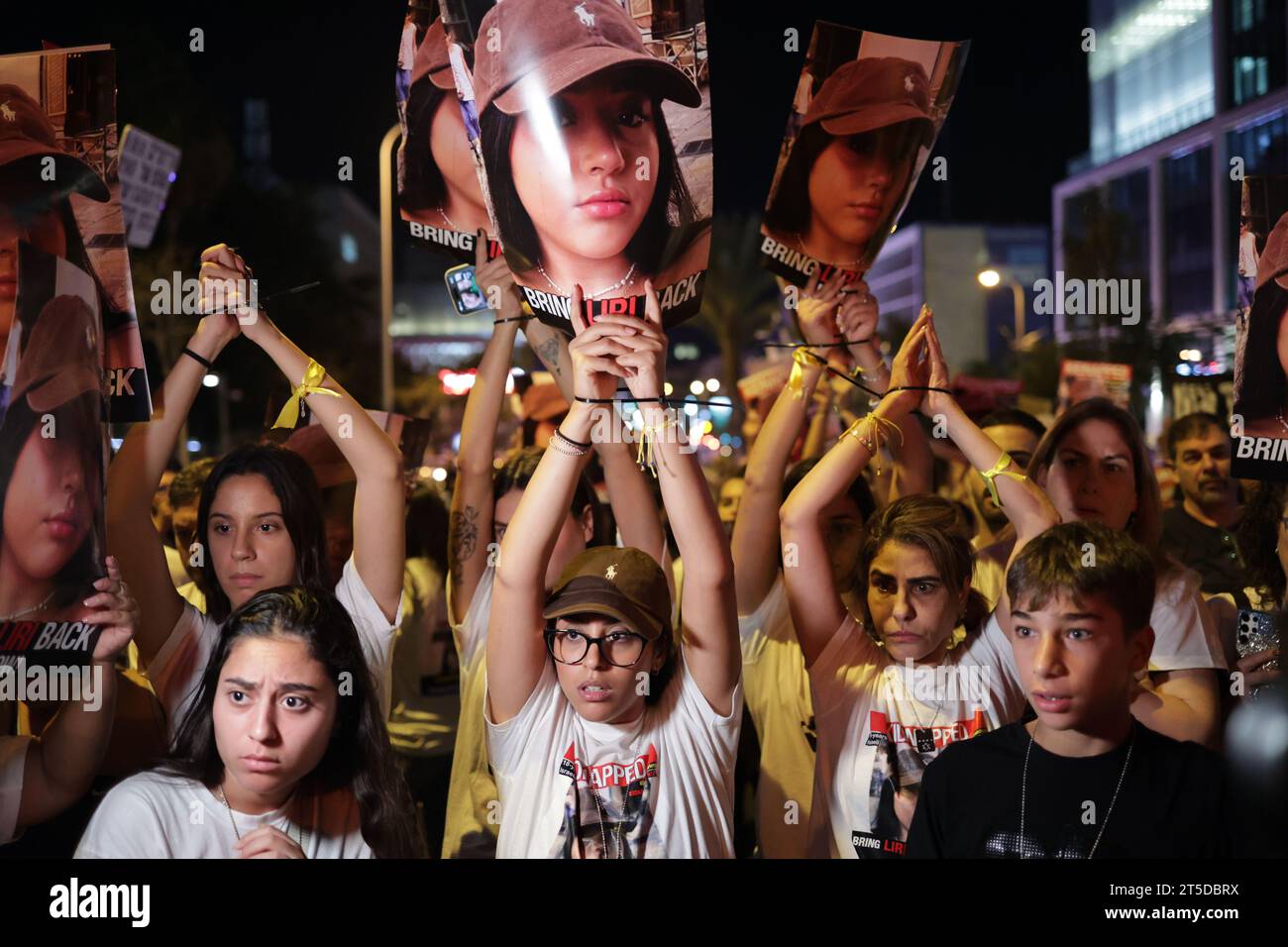 Tel Aviv, Israele. 4 novembre 2023. Gli israeliani partecipano a una protesta che chiede il rilascio di ostaggi presi dall'organizzazione islamista palestinese Hamas. Crediti: Ilia Yefimovich/dpa/Alamy Live News Foto Stock