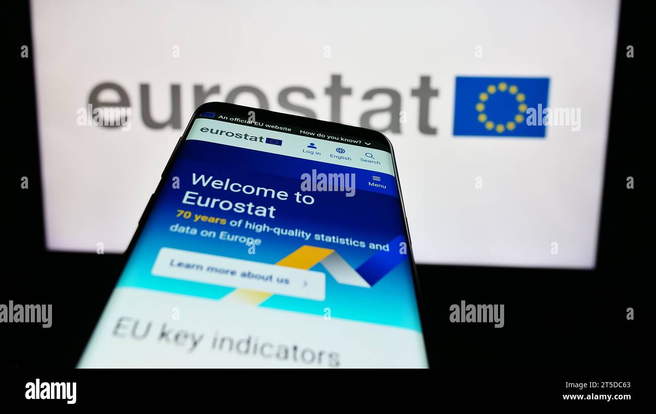 Telefono cellulare con sito web dell'Istituto europeo di statistica Eurostat davanti al logo. Mettere a fuoco in alto a sinistra sul display del telefono. Foto Stock