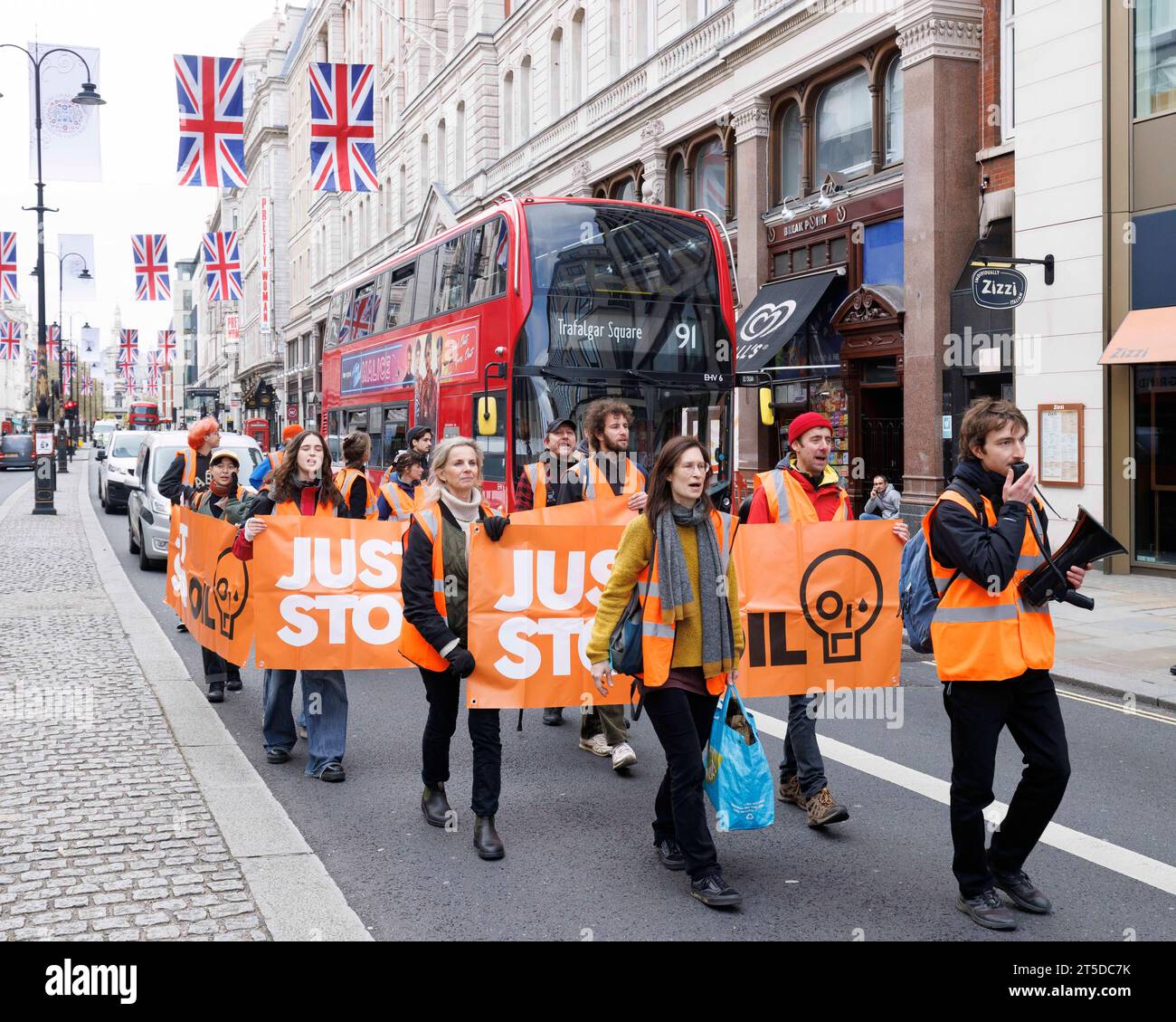 Basta fermare i manifestanti del petrolio marciano lentamente lungo lo Strand, creando un traffico moderato. Immagine scattata il 24 aprile 2023. © Belinda Jiao jiao.bilin@gmail.com 0 Foto Stock