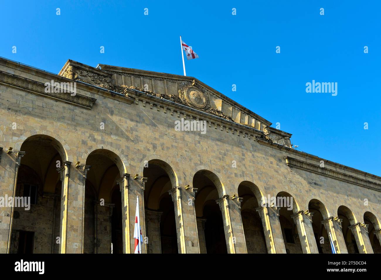 La bandiera georgiana vola sull'edificio del Parlamento georgiano, Tbilisi, Georgia Foto Stock