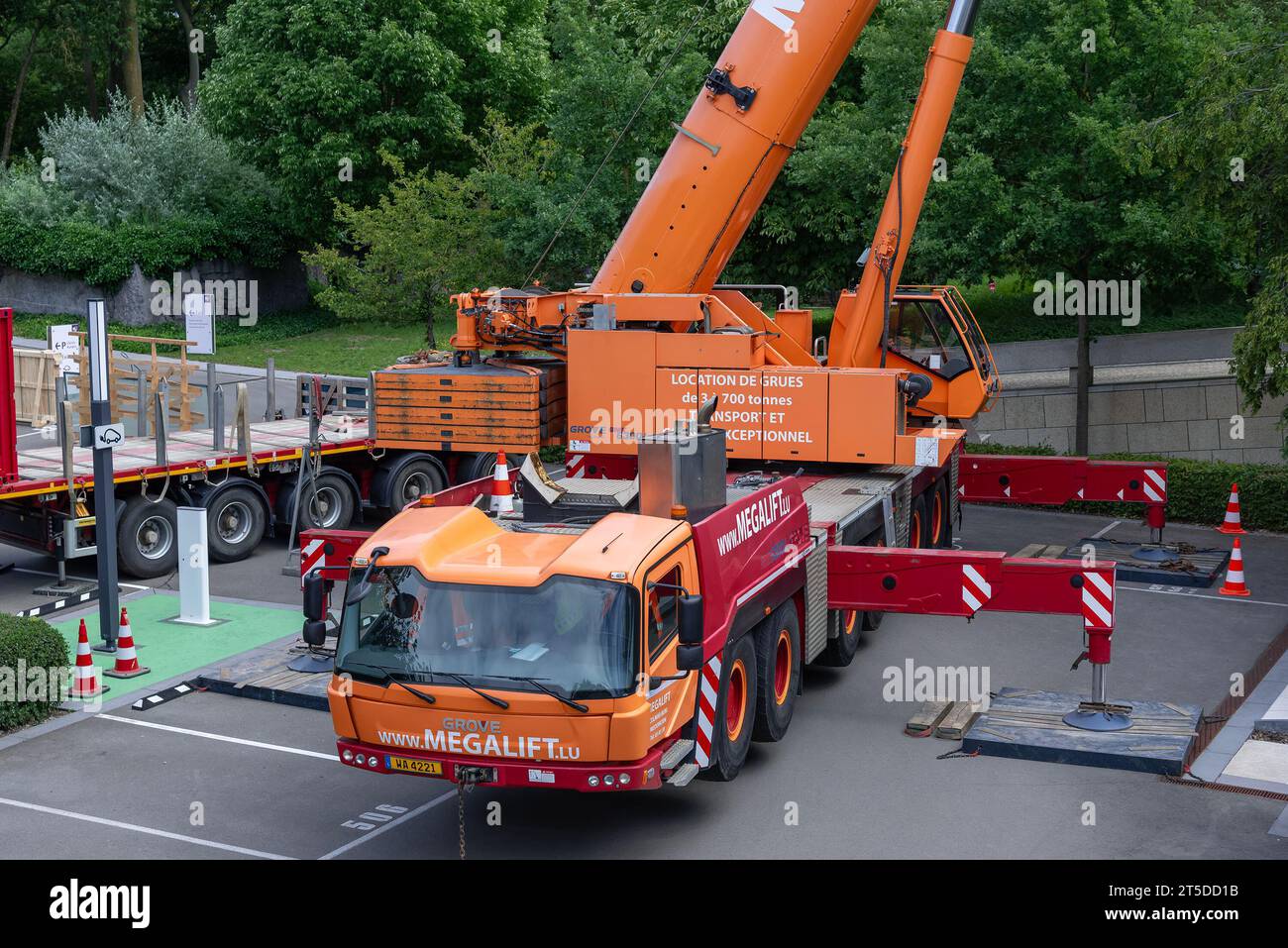 Gru mobile arancione Grove GMK6300L in cantiere Foto Stock