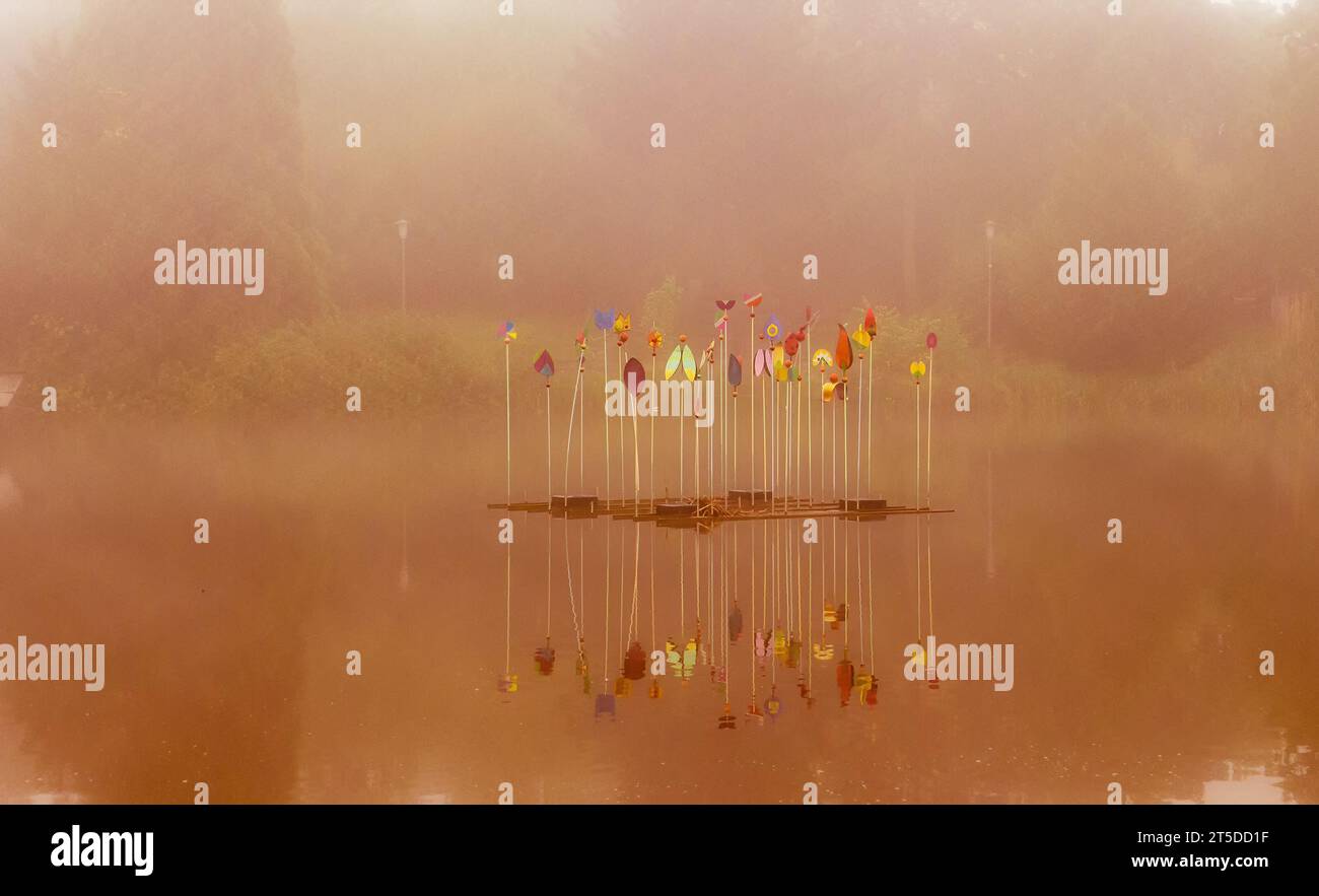 Una decorazione colorata in un piccolo lago in un parco pubblico. Foto Stock