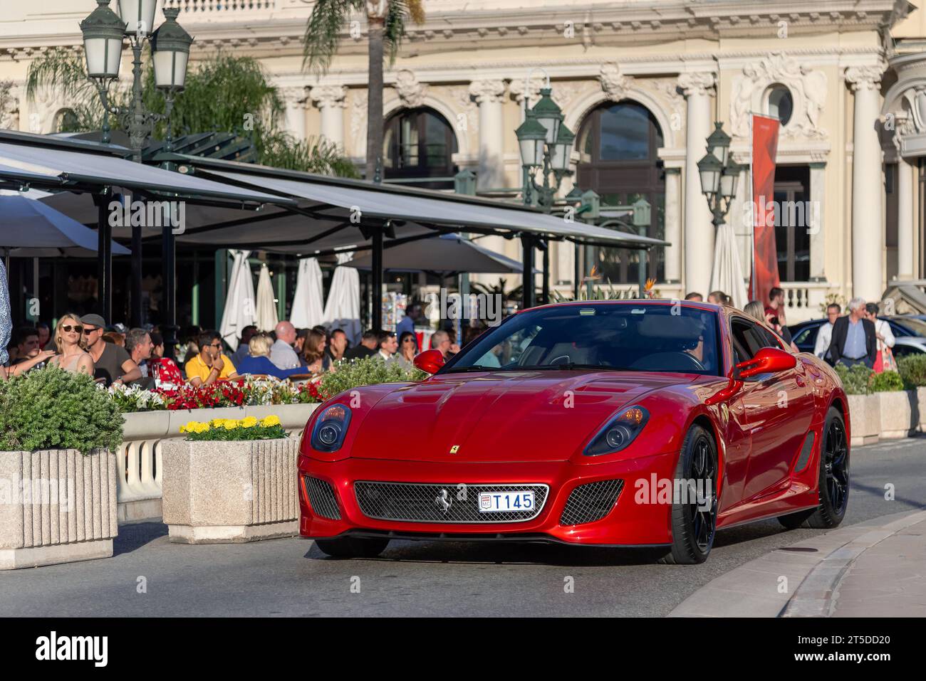 Rosso fuoco Ferrari 599 GTO in auto sulla Piazza del Casinò Foto Stock