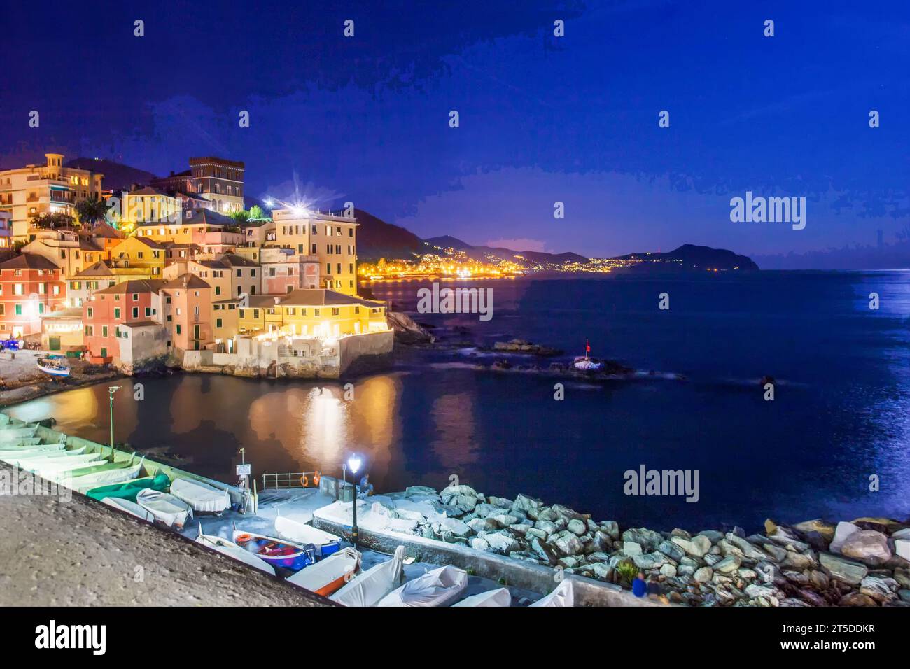 Fantastica vista del tramonto dall'antico villaggio di pescatori di Boccadasse (con case rosa e gialle sulla scogliera nel sobborgo di Genova. Vista notturna e Riviera Ligure Foto Stock