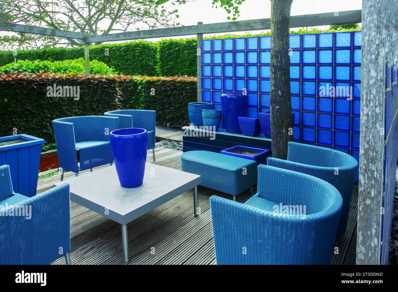05-28-2016 Paesi Bassi Awe vasi blu e sedie da esterno azzurre in alcuni giardini nei giardini Appeltern nei Paesi Bassi. Recinzioni topiarie da shr Foto Stock