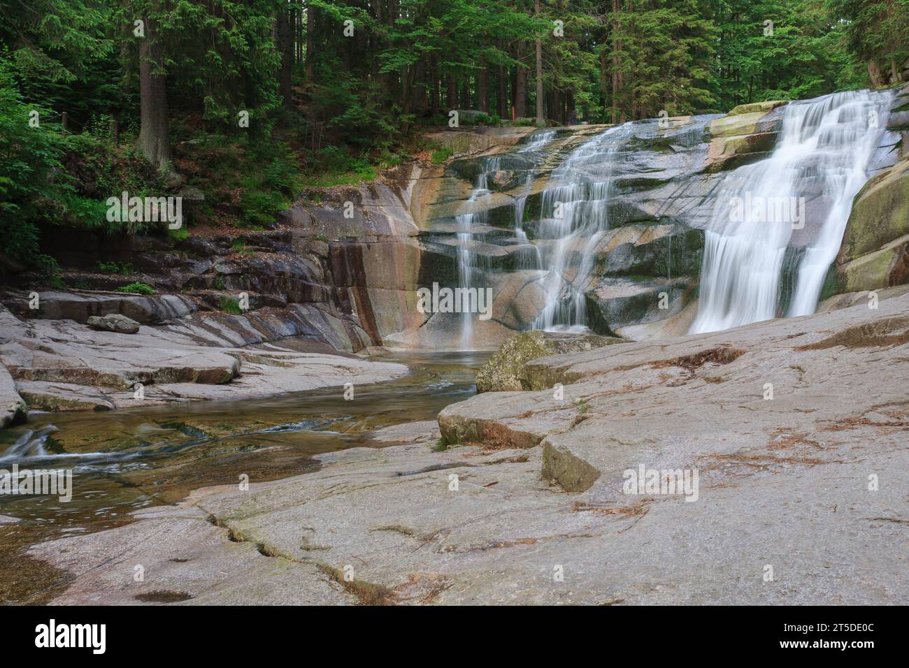 Cascata Mumlava, vista dal lato sinistro del fiume. Fiume di montagna Mumlava, parco nazionale di Krkonose, Repubblica Ceca, pomeriggio d'estate. Foto Stock