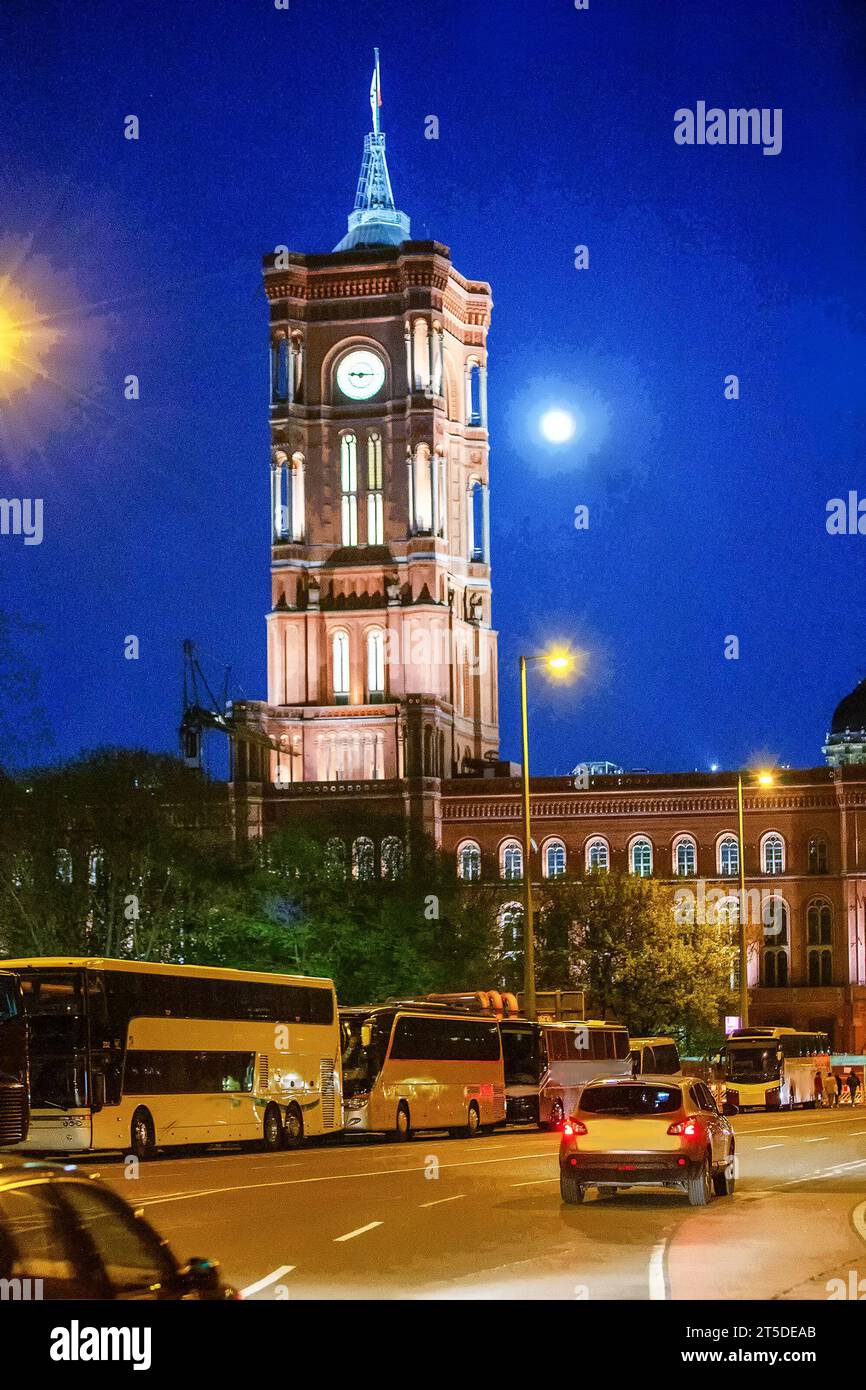 Municipio Rotes Rathaus (Torre dell'Orologio) vicino ad Alexanderplatz - stupenda vista notturna con autobus turistici nei parcheggi (forse dai Paesi Bassi) alle spalle di mo Foto Stock