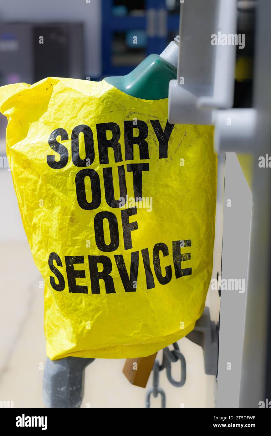 spiacenti, sacchetto con segnale giallo fuori servizio sull'ugello della pompa di alimentazione diesel Foto Stock