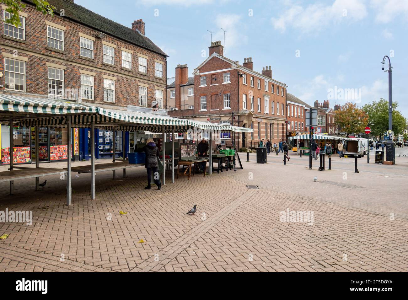 Newcastle-under-Lyme ,Staffordshire-regno unito ottobre, 21, 2023 Newcastle Market area guardando verso la sala della gilda , centro città ricco di Foto Stock